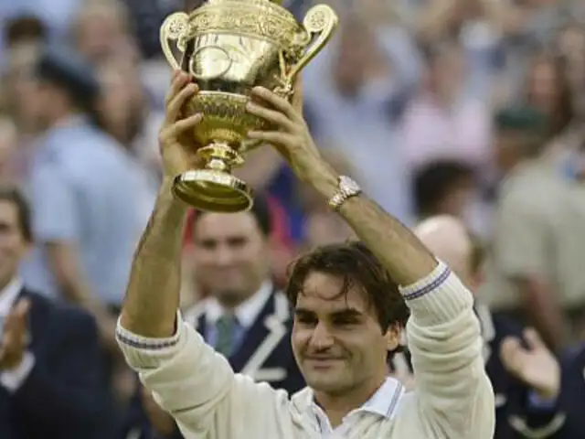 Tenista Roger Federer levanta su séptimo trofeo en Wimbledon