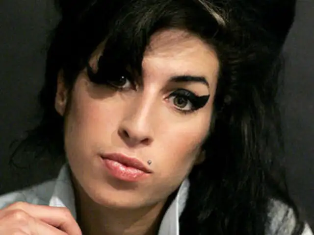 Padre de Amy Winehouse recurrió a espiritistas para contactar a su hija
