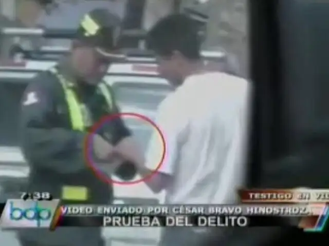 Video denuncia: Policía es captado recibiendo supuesta “coima”