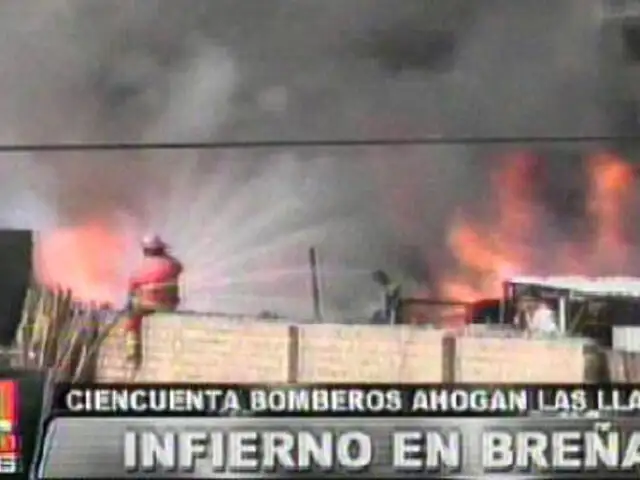 Feroz incendio en Breña deja decenas de familias damnificadas