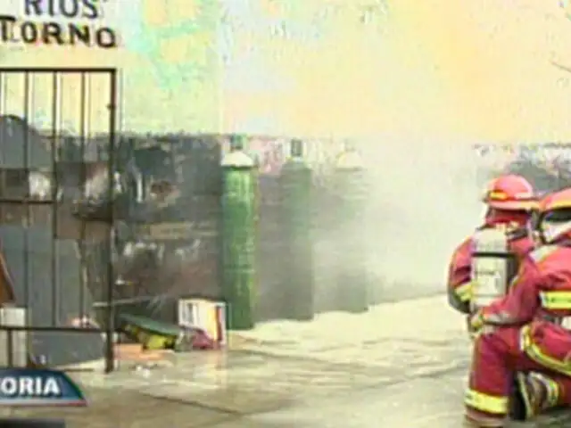 Bomberos logran controlar peligrosa fuga de gases en La Victoria