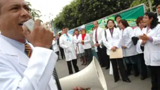 Médicos de Essalud radicalizan huelga tras fracasar negociaciones