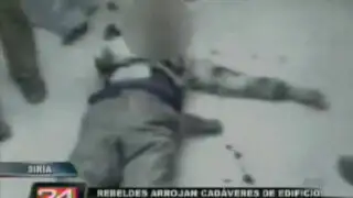Siria: rebeldes lanzan cadáveres desde lo alto de un edificio