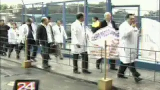 Médicos de Essalud amenazan con huelga de hambre si no atienden sus reclamos