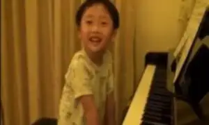Niño prodigio de 4 años toca el piano como los grandes maestros
