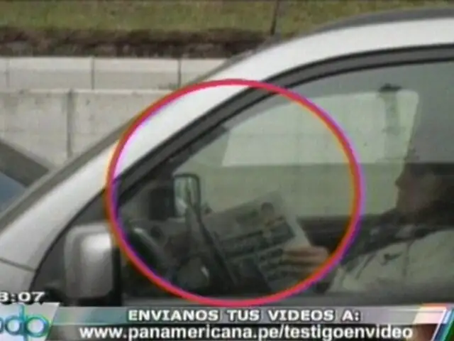 Una mujer fue captada manejando mientras leía un periódico en la Vía Expresa