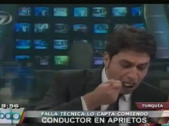 VIDEO: Presentador es sorprendido comiendo durante transmisión en vivo