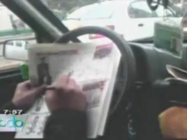 Taxista captado leyendo y llenando crucigrama mientras manejaba
