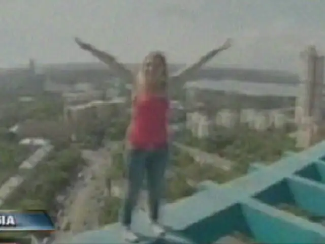 Rusia: joven juega con la muerte y pasea por cornisa de un rascacielos