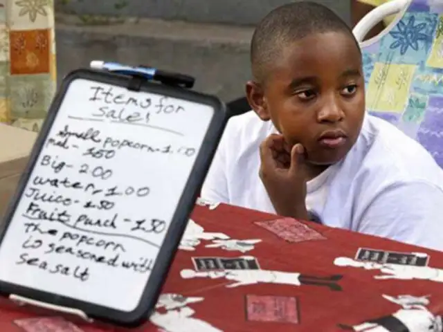 Niño de nueve vende limonada para mantener limpia su ciudad