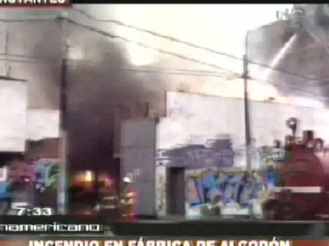 Incendio de grandes proporciones consume fábrica de algodón en Los Olivos