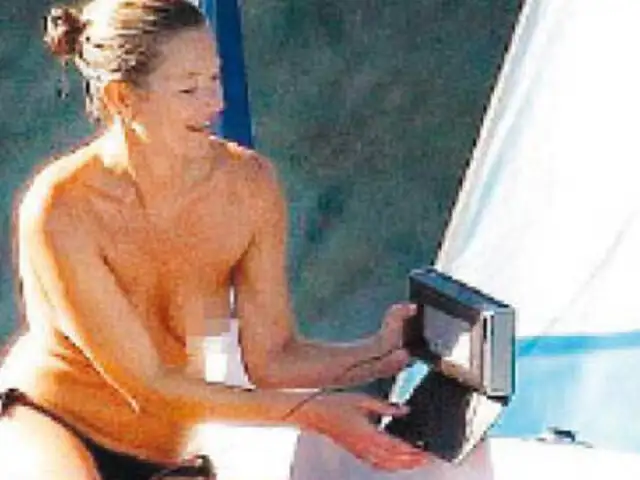 Kate Moss causa sensación en playas de Francia por atrevido topless