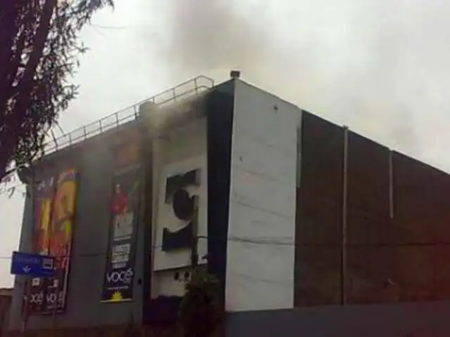Bomberos logran controlar incendio en discoteca Vocé de Lince