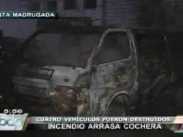 Incendio en cochera destruye cuatro autos en el Callao