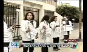 Doctoras de EsSalud se encadenan en  exteriores del Ministerio del Trabajo