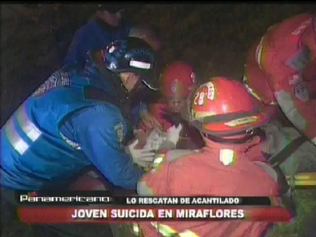 Rescatan con vida a joven que se lanzó desde malecón de Miraflores