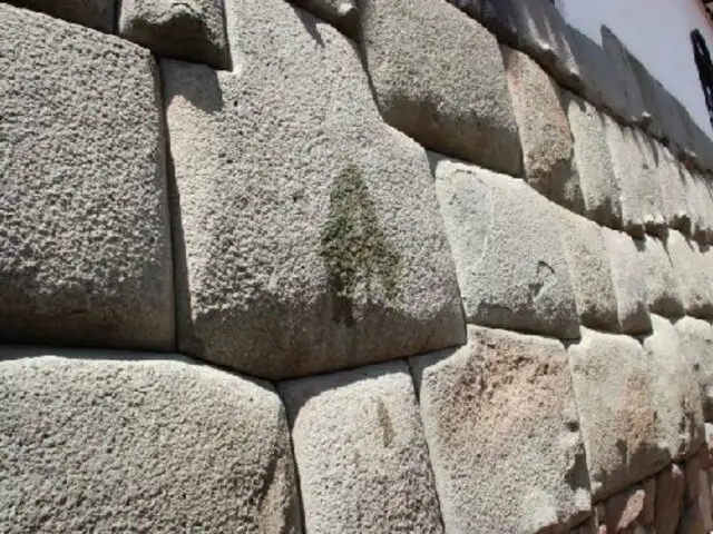 Pintan pared de piedra incaica en centro histórico del Cusco
