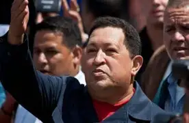 Venezuela: Hugo Chávez conversa y bromea con sus colaboradores