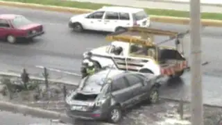 Camioneta cae en la Costa Verde y conductora sobrevive