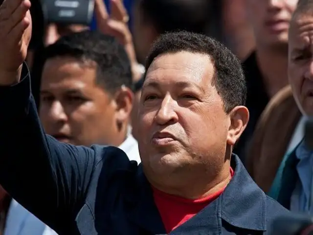 Venezuela: Hugo Chávez conversa y bromea con sus colaboradores