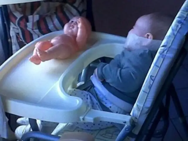 Indignación en Argentina por fotografía de bebé atado a una silla