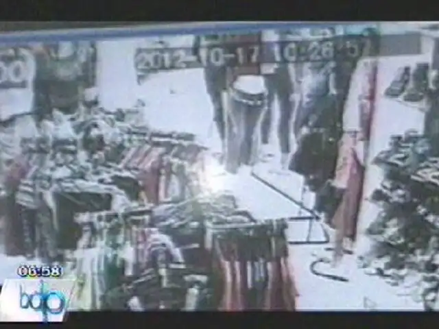 Mujer es sorprendida robando prendas de vestir en una tienda