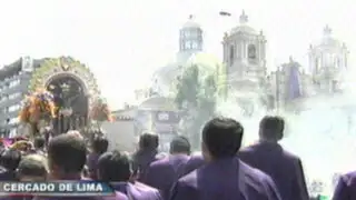 Miles de fieles acompañan recorrido del Cristo Moreno por el Centro de Lima