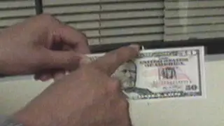 Atrapan estafadores mientras fabricaban billetes falsos para navidad