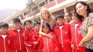 Cecilia Bolocco inauguró aula en colegio de Jicamarca