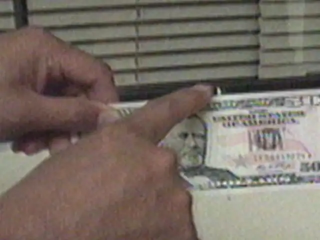Atrapan estafadores mientras fabricaban billetes falsos para navidad