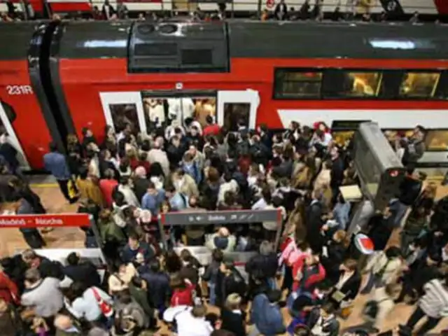 Impactantes imágenes del congestionado metro de Tokio