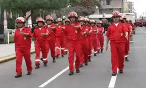 Bomberos celebran 152 aniversario desfilando en la avenida Brasil