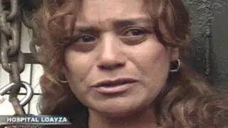 Mujer se encadena en puerta de Hospital Loayza y denuncia negligencia