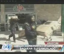Encapuchados saquean supermercado en Argentina
