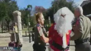 Estados Unidos: Papá Noel es arrestado por disturbios en la calle