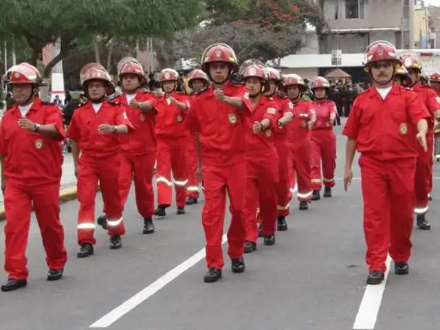 Bomberos celebran 152 aniversario desfilando en la avenida Brasil