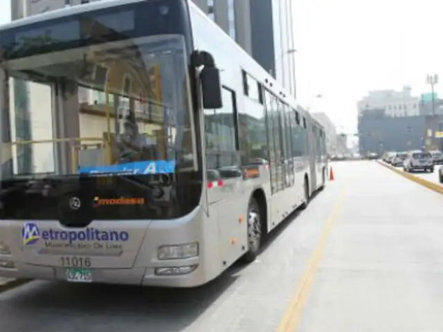 Barristas de Alianza Lima atacaron a pedradas buses del Metropolitano