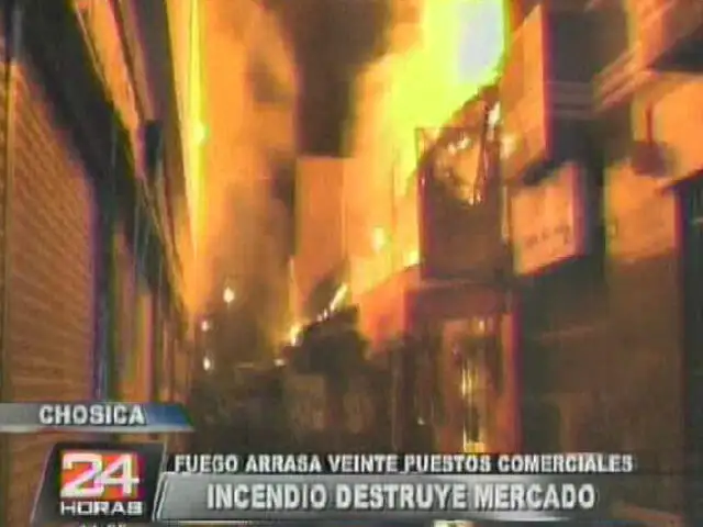 Chosica: fuego arrasa veinte puestos comerciales en mercado