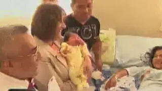 Ministra de Salud visitó Maternidad y cargó a la primera bebé del 2013