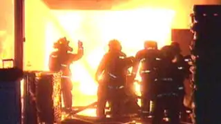 Bomberos llevan más de 11 horas luchando por controlar incendio en Chosica