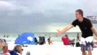 EEUU: jóvenes recorren playas repartiendo besos para sorpresa de bañistas