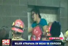 Video: mujer queda atrapada en medio de dos edificios
