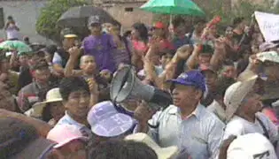 Pobladores protestan en atarjea exigiendo servicio de agua y desagüe