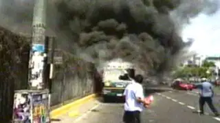 Coaster de transporte público ardió en plena avenida Javier Prado