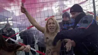 VIDEO: protestas al desnudo en cumbre de Davos