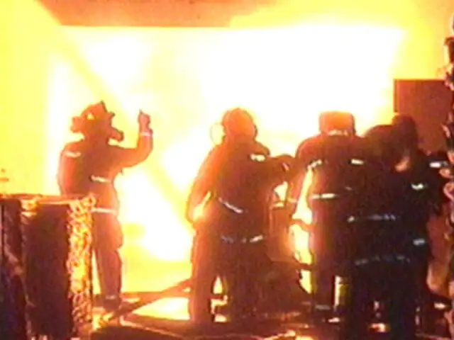 Bomberos llevan más de 11 horas luchando por controlar incendio en Chosica