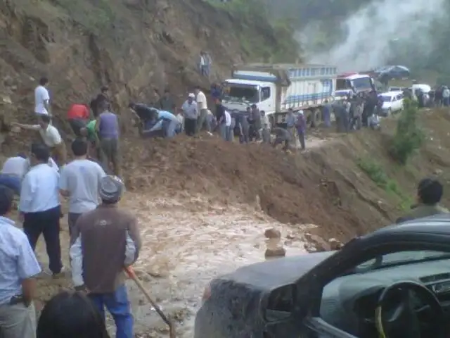 Carretera Cusco- Paucartambo queda bloqueada por deslizamiento
