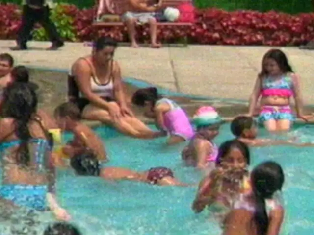 Limeños acuden masivamente a piscinas ante el calor del verano