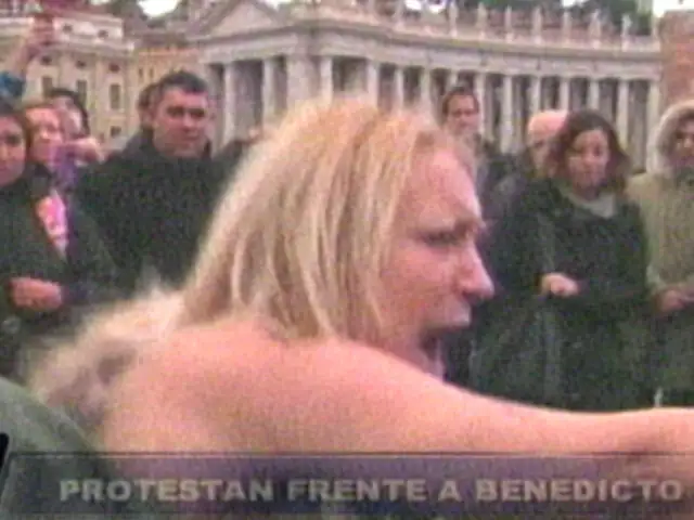 Vaticano: Feministas protestan en 'topless' frente al Papa Benedicto XVI