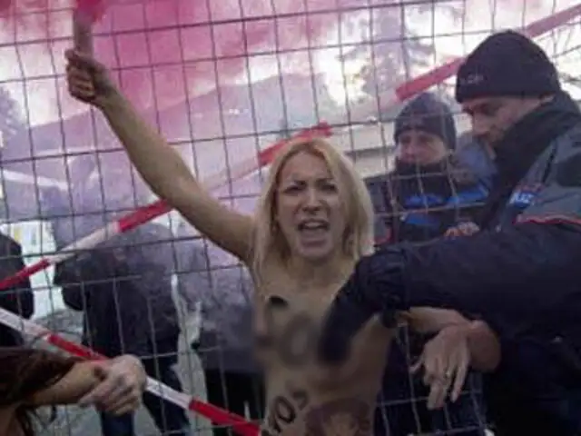 VIDEO: protestas al desnudo en cumbre de Davos